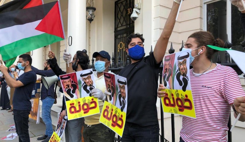 تصاویر | تجمع اعتراض آمیز فعالان بحرینی در مقابل سفارت بحرین در لندن