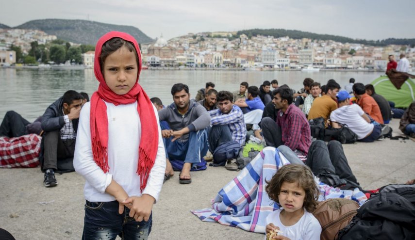 اليونان تنقل اللاجئين إلى مخيم مؤقت