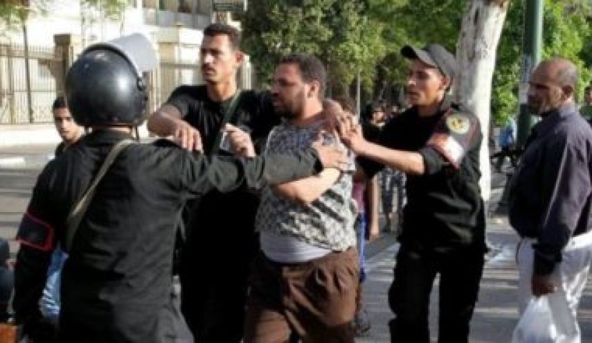 القوات المصرية تعتقل متظاهرين خرجوا ضد السيسي