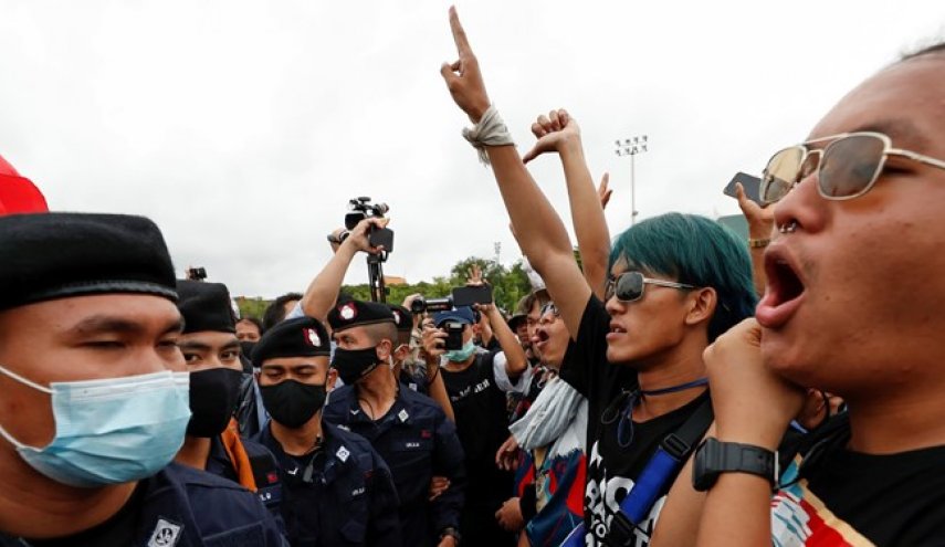 تظاهرات ده‌ها هزار نفری در تایلند علیه دولت و پادشاه
