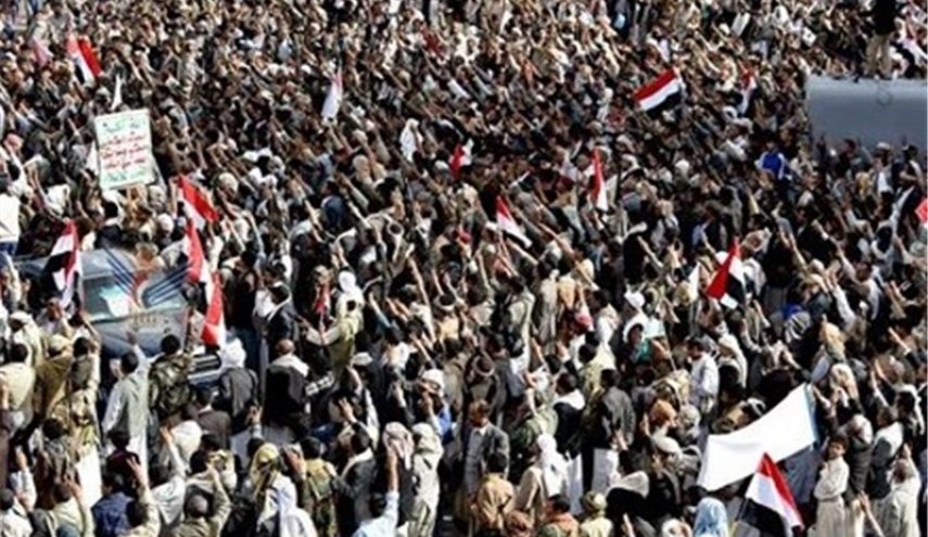 تظاهرات گسترده یمنی‌ها در صنعاء به مناسبت دو هزارمین روز مقاومت
