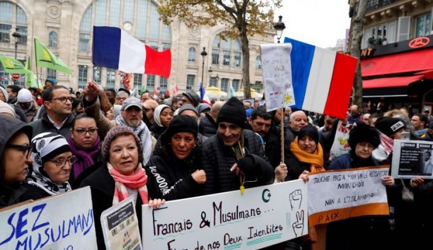 ليبيراسيون: لماذا كل هذا العنف غير المبرر على المحجبات في فرنسا؟
