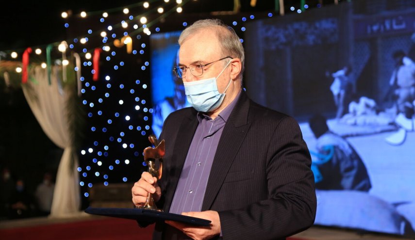 منح الجائزة والوسام الخاص بمهرجان أفلام المقاومة لوزير الصحة الايراني