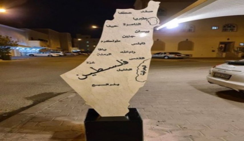 كويتي يضع خريطة فلسطين أمام منزله رفضا للتطبيع