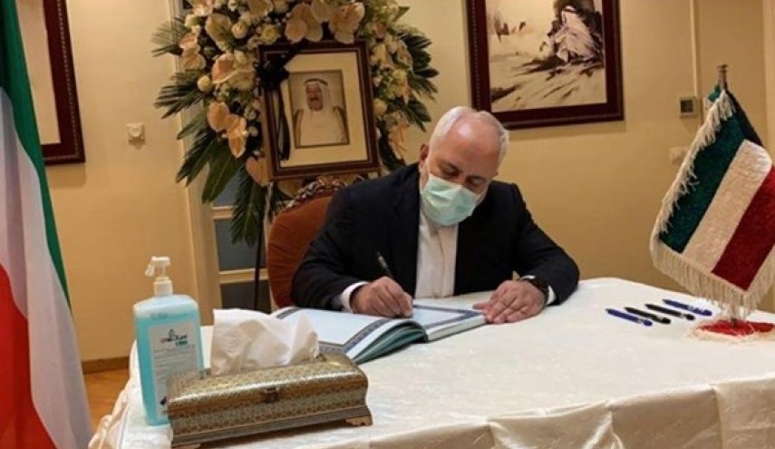 ظريف يوقّع سجل التعازي بوفاة أمير الكويت بسفارتها في طهران