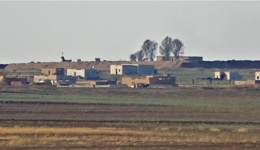 قوات تركية ومسلحون يرفعون سواتر ترابية حول قرى تحت سيطرتهم