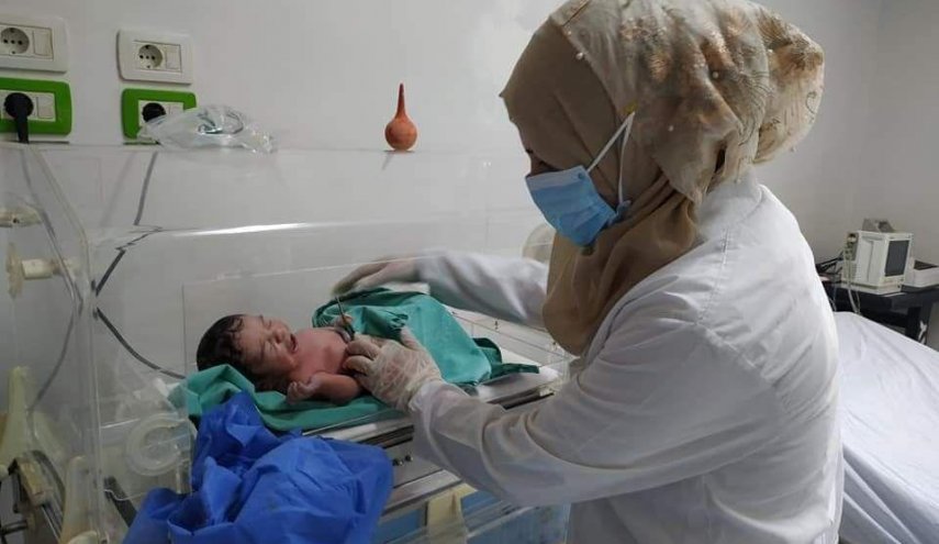 أول ولادة قيصرية لأم مصابة بفيروس كورونا في سوريا