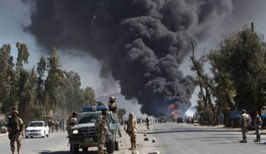 بالصور.. تفجير مفخخة يستهدف موكب حاكم اقليم افغاني
