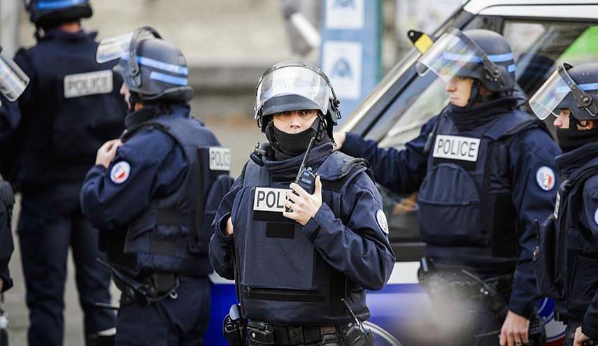 فرنسا تعتقل 11 مشتبها به في قضية قطع رأس المعلم