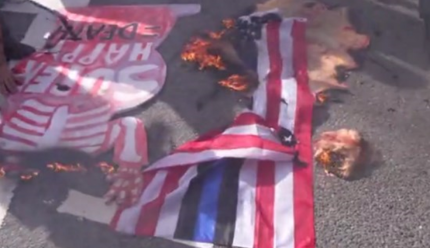 معترضان ضد ترامپ پرچم آمریکا را در بوستون آتش زدند