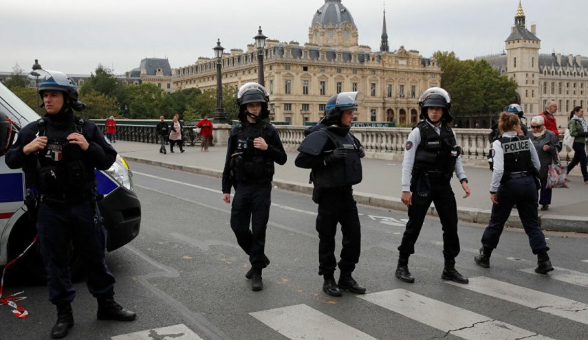 وزير الداخلية الفرنسي يأمر بإغلاق مسجد قرب العاصمة باريس