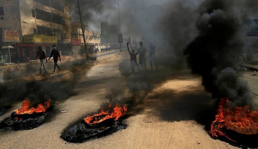 بالصور..إحراق علم الكيان الصهيوني خلال احتجاجات في السودان