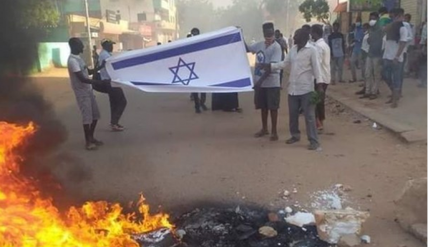 خشم جوانان سودانی از سازش؛ پرچم رژیم صهیونیستی را آتش زدند