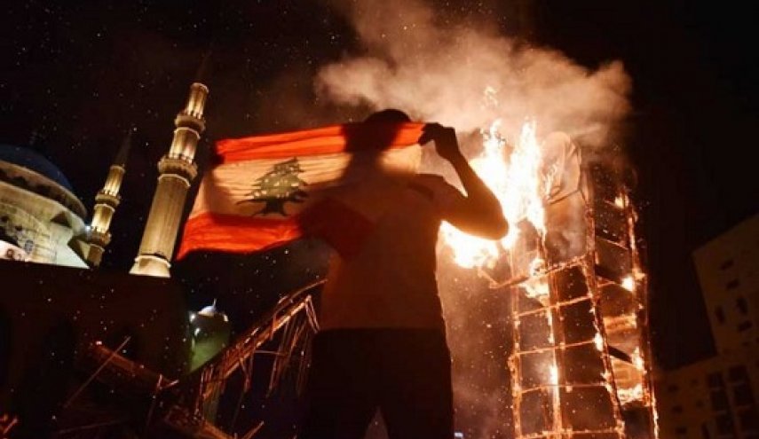 احراق العلم الفرنسي في لبنان