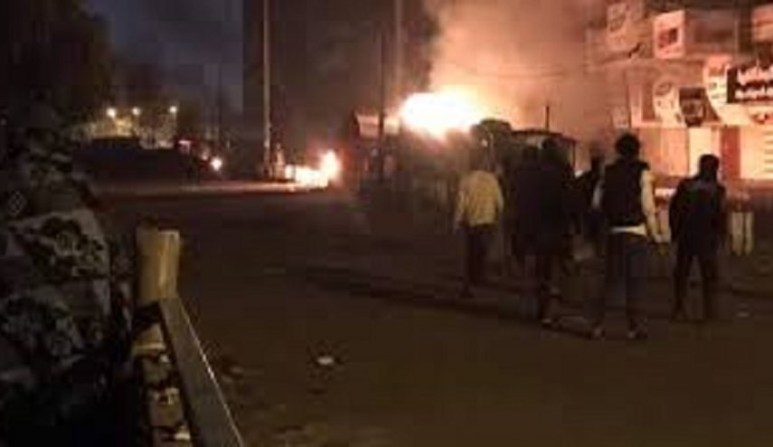 بالفيديو.. اشعال النار في الاطارات أمام مبنى محافظة كربلاء