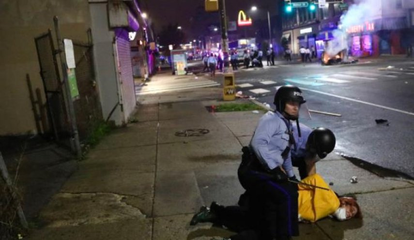 حظر تجول في فيلادلفيا بعد احتجاجات عنيفة على مقتل رجل أسود
