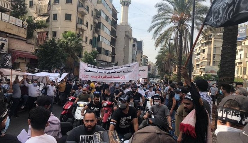 متظاهرون يرشقون الحجارة أمام السفارة الفرنسية في بيروت