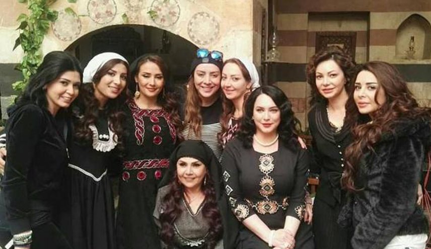 شاهد.. ممثلة سورية شهيرة تفاجئ محبيها بإعلان اعتزالها