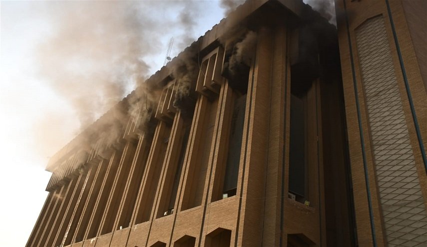 شاهد: حريق هائل بمبنى الضرائب العراقية وإنقاذ مبالغ طائلة