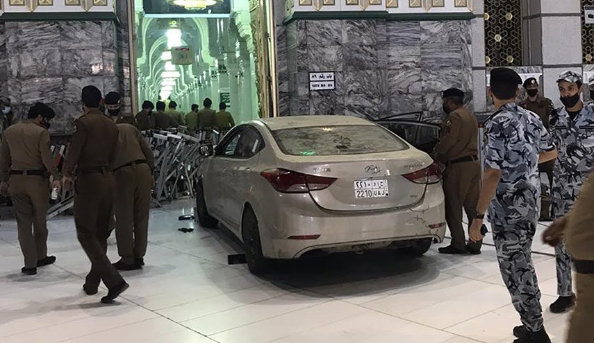 السعودية تضع حواجز مؤقتة بعد حادثة اقتحام سيارة لساحة الحرم المكي