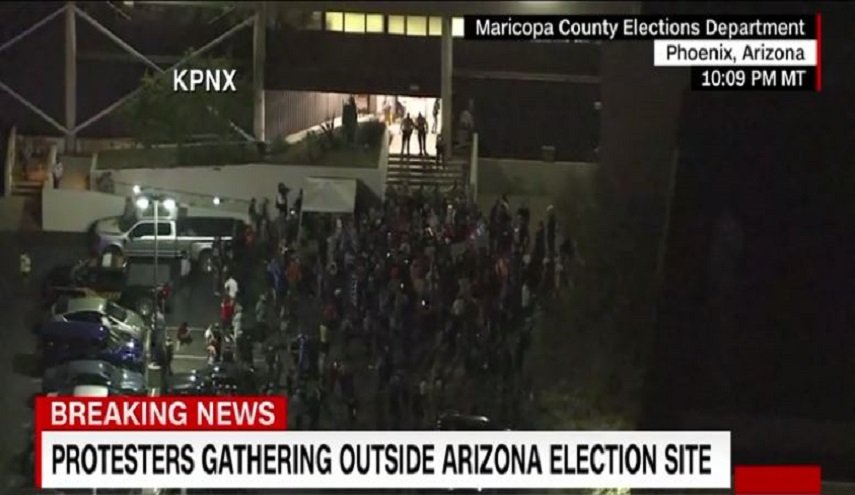 تجمع لأنصار ترامب ببنادق ومسدسات خارج مركز اقتراع في أريزونا