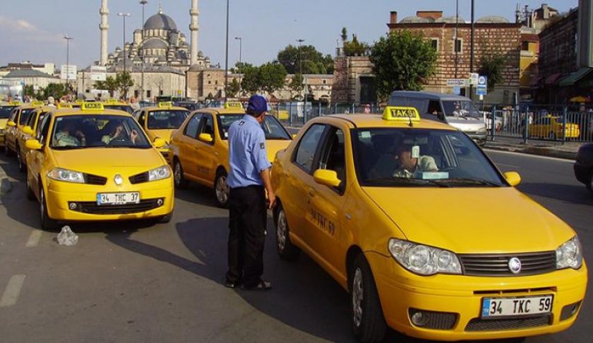 رئيس امتحانات جامعة دمشق يعمل سائق تكسي