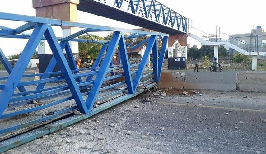 بالصور.. جسر مشاة معدني يقطع اوتوستراد اللاذقية جبلة