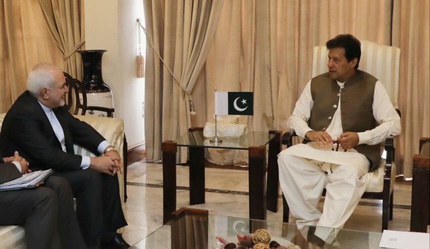 ظريف يلتقي رئيس الوزراء الباكستاني في اسلام اباد
