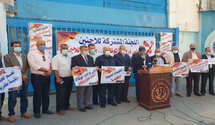 غزة.. وقفة احتجاجية أمام مقر الاونروا ضد سياسة الدفع الجزئي للرواتب