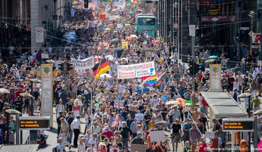 الآلاف يتظاهرون في ألمانيا ضد 