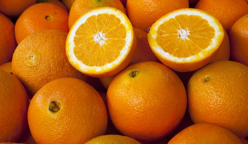 إليكم مخاطر وفوائد تناول البرتقال