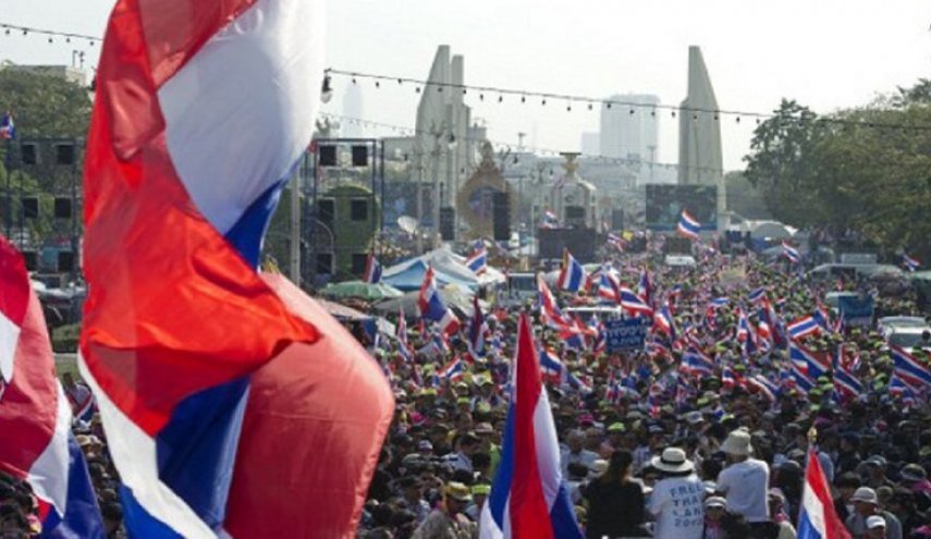 متظاهرو تايلاند يطالبون بالحد من سيطرة الملك على الثروة
