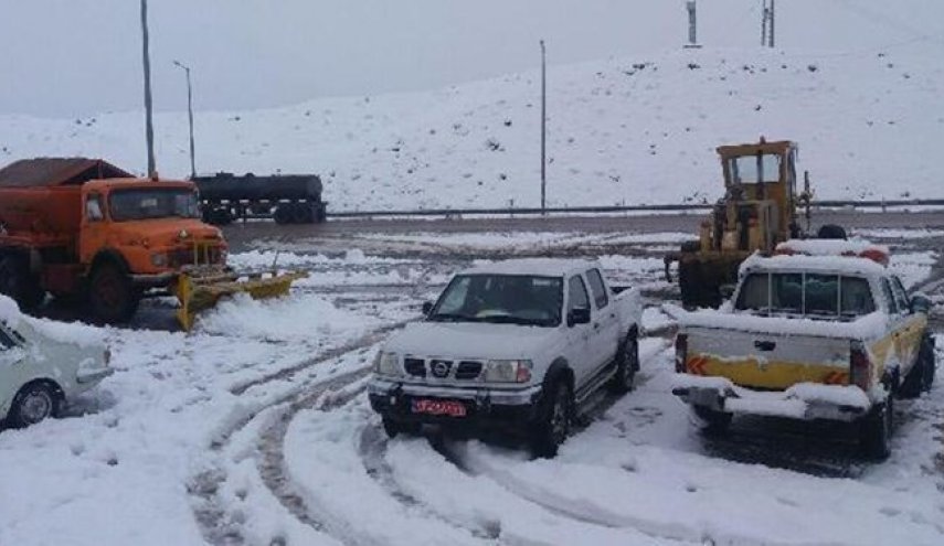 برف و باران در جاده های 10 استان/ضرورت تجهیز خودرو به زنجیرچرخ در جاده های کوهستانی
