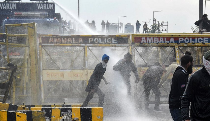 احتجاجات المزارعين في الهند و الشرطة تستخدم الغاز المسيل للدموع