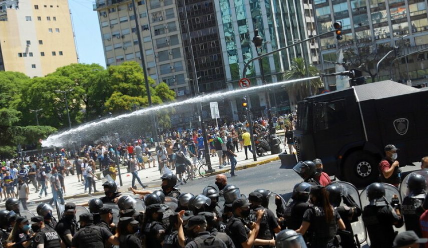 اشتباكات في وسط العاصمة الأرجنتينية أثناء مراسم وداع مارادونا
