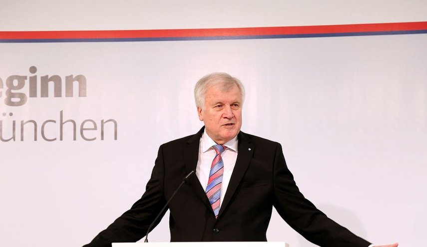 وزير داخلية المانيا يطالب بترحيل هذه المجموعة من السوريين
