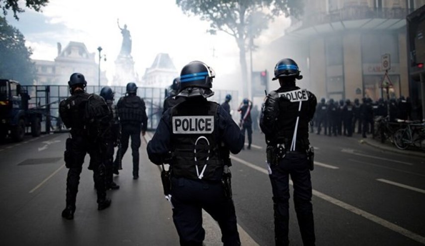 شرطة فرنسا تستخدم الغاز المسيل للدموع في احتجاج ضد عنف الشرطة