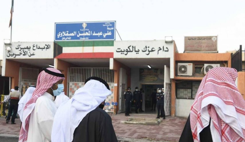 الناخبون الكويتيون يتوافدون على مقار الانتخابات وسط إجراءات صحية احترازية

