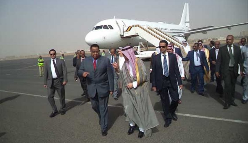 وزير الخارجية السعودي يصل إلى مطار الخرطوم
