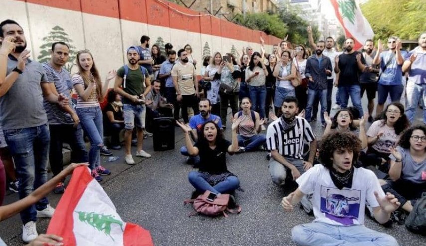 أهالي الطلاب اللبنانيون في الخارج ينفذون اعتصاما أمام مصرف لبنان
