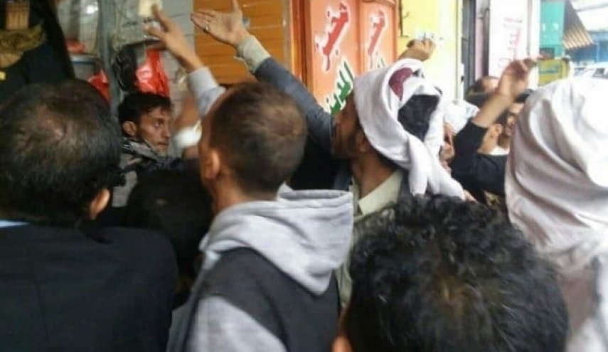 احتجاجات بالمناطق التي يسيطر عليها هادي بعد انهيار الريال اليمني 
