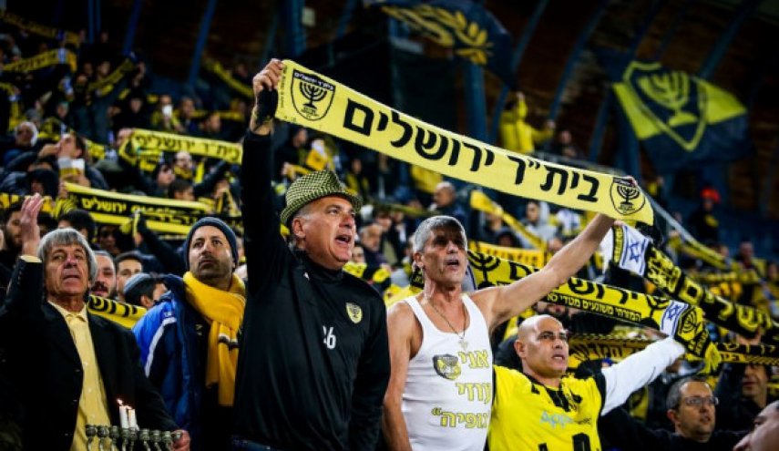 اشتباكات بين مشجعي فريق كرة اسرائيلي معاد للعرب بسبب استثمارات إماراتية