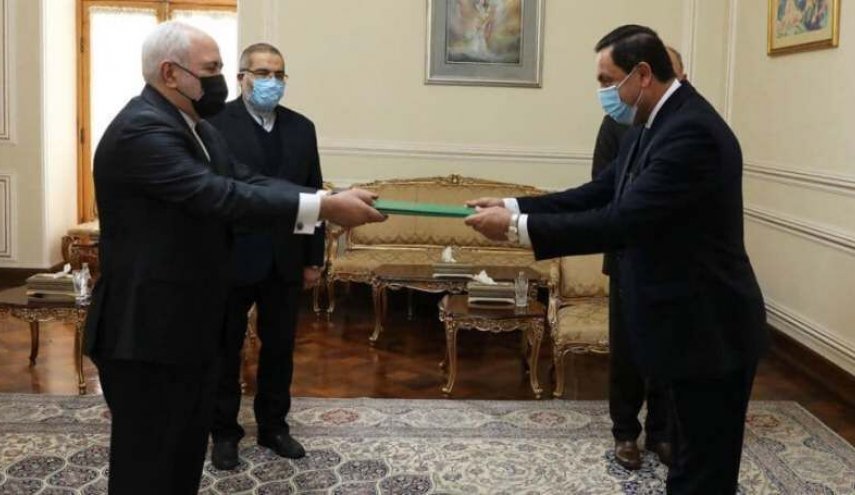 ظريف يتسلم نسخة من اوراق اعتماد السفير السوري الجديد 