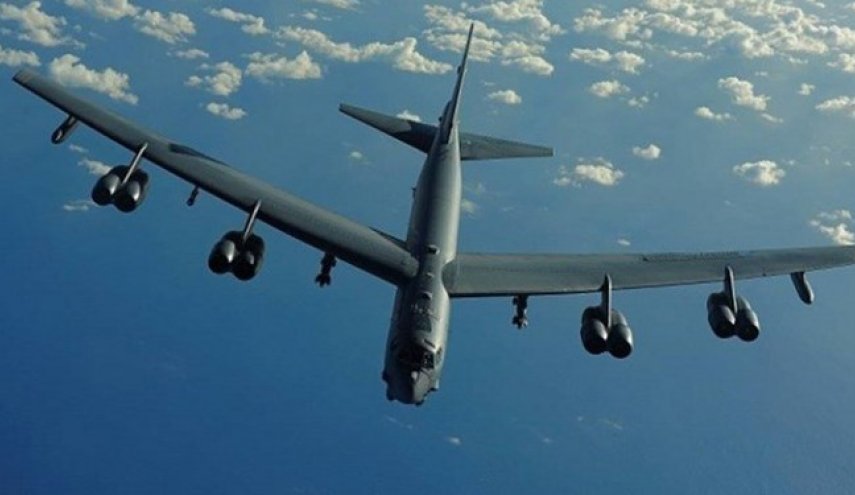 پرواز بمب‌افکن B-52 آمریکا بر فراز مناطق مرزی عراق و سوریه