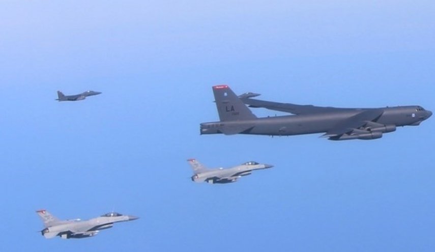 اسکورت بمب‌افکن‌های آمریکا توسط جت‌های بحرین حین پرواز در آسمان جنوب خلیج فارس
