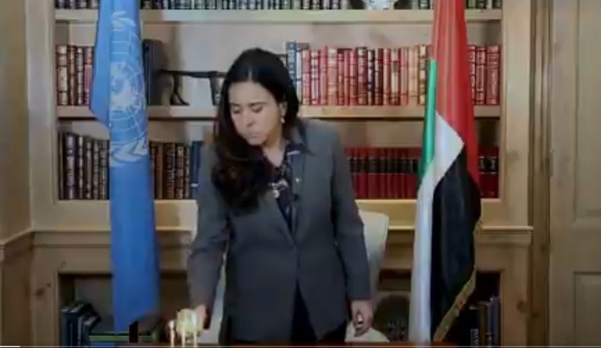 مبعوثة أبو ظبي للأمم المتحدة تشعل الشموع احتفاء بعيد اليهود