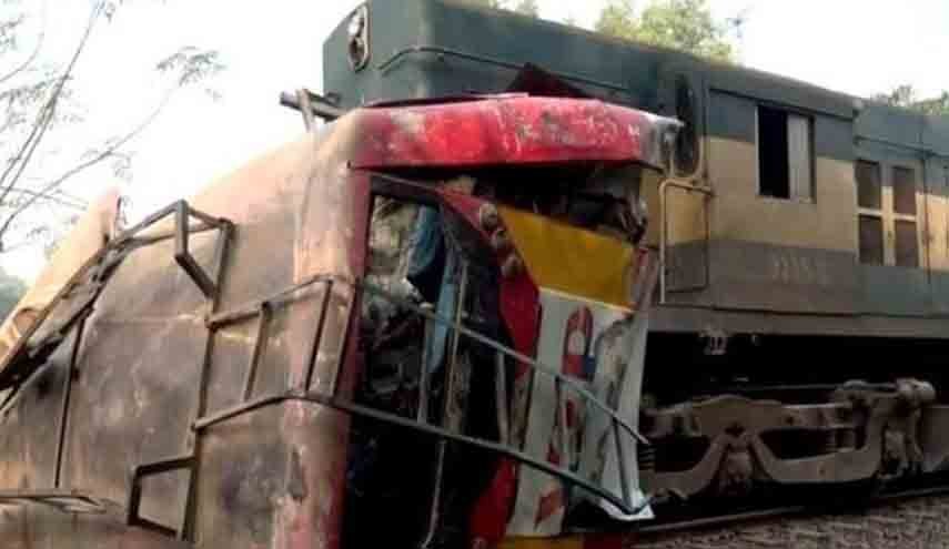 برخورد قطار با اتوبوس مسافربری در بنگلادش/ ۱۲ نفر جان باختند
