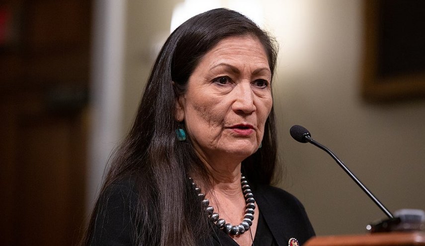 زن بومی آمریکایی، وزیر کشور کابینه بایدن
