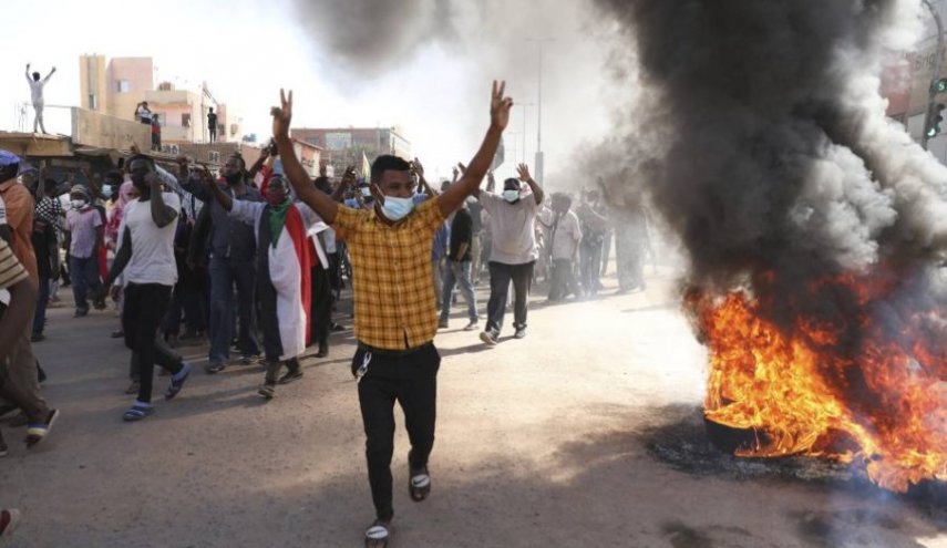 شاهد خروج آلاف المتظاهرين الغاضبين ضد حكومة حمدوك بالسودان
