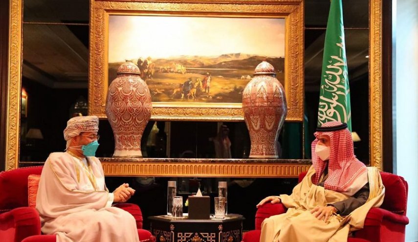 وزيرا خارجية السعودية وسلطنة عمان يبحثان العلاقات الثنائية بين البلدين